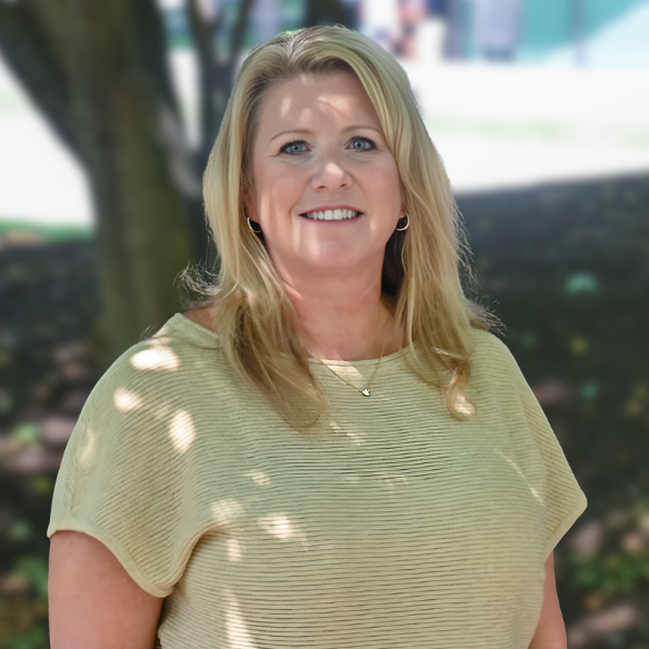 social photos - 115 Headshot of Amy Roesel